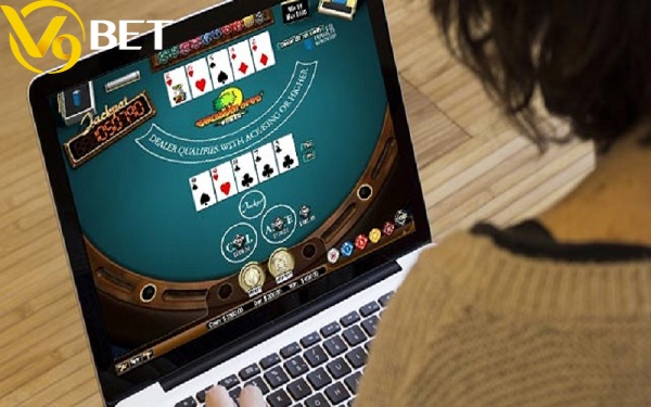 Trải nghiệm những điều mới lạ nhờ Poker Online tại nhà cái V9bet