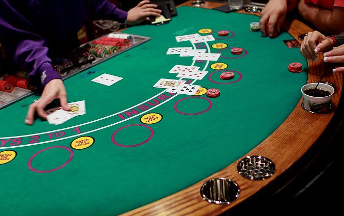 Kinh nghiệm phán đoán bài Blackjack khi chơi tại sòng bạc